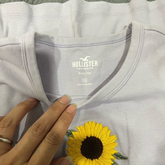Hollister, baby tee with sunflower - Picture 3 of 4